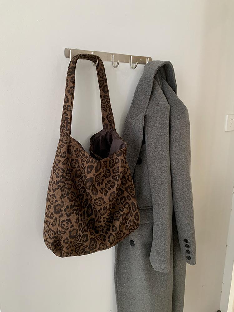 

Autumn and winter suede leopard print bag women s 2025 new trendy fashion versatile retro casual commuter shoulder tote bag