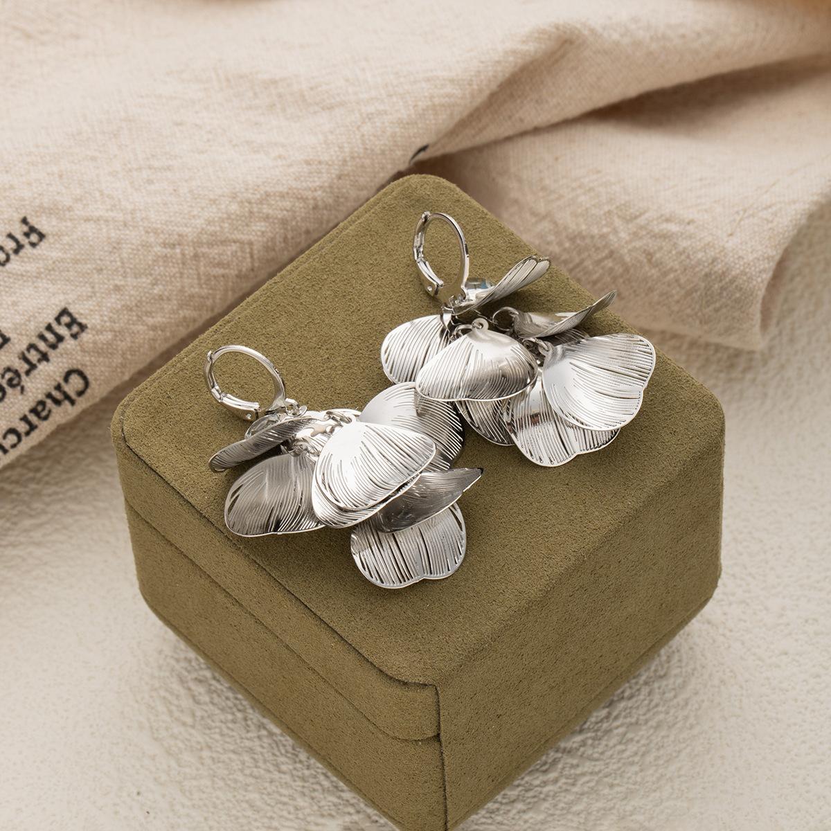

Metal Hollow Leaf Fringed Earrings Cold Wind Niche Design Ear Buckle Light Luxury Exquisite Fashion Earrings