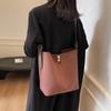 Autumn and winter high-end sense large-capacity tote bag bucket bag women's commuting large-capacity shoulder bag handbag