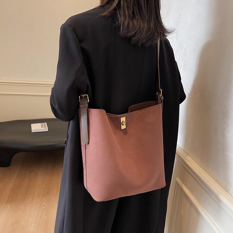 Autumn and winter high-end sense large-capacity tote bag bucket bag women's commuting large-capacity shoulder bag handbag