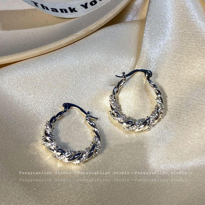 

Shining Star Fancy Temperament Ear Clip Earrings for Women Niche Design Ear Ring Cable Stitch Earrings Unique Earrings Silver winding flash diamond earrings