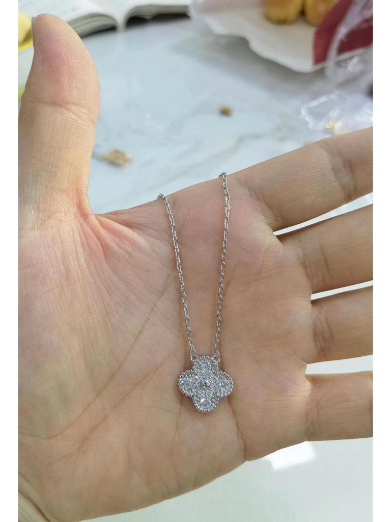 Halskette mit vierblättrigem Kleeblatt, 18 Karat vergoldet, mit Anhänger aus rosenrotem Chalcedon, Achat und weißem Muschelkern für Damen