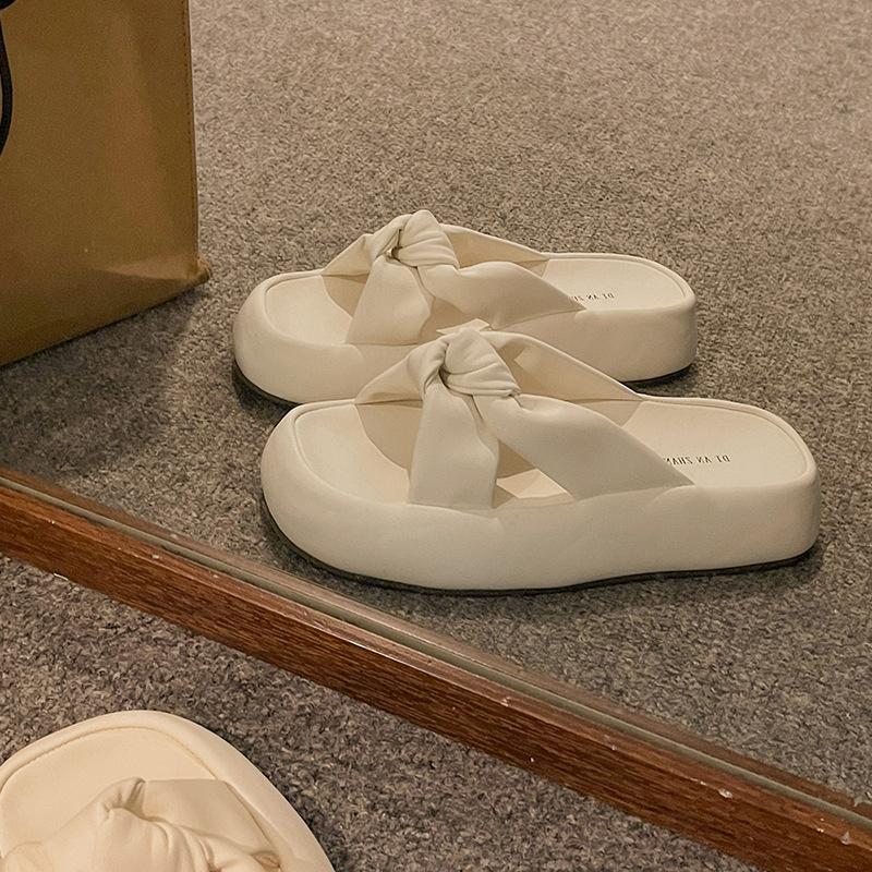 Stepping on shit muffin thick-bottomed cool slippers women's summer 2025 new soft-bottomed women's cool slippers women's fashion sandals