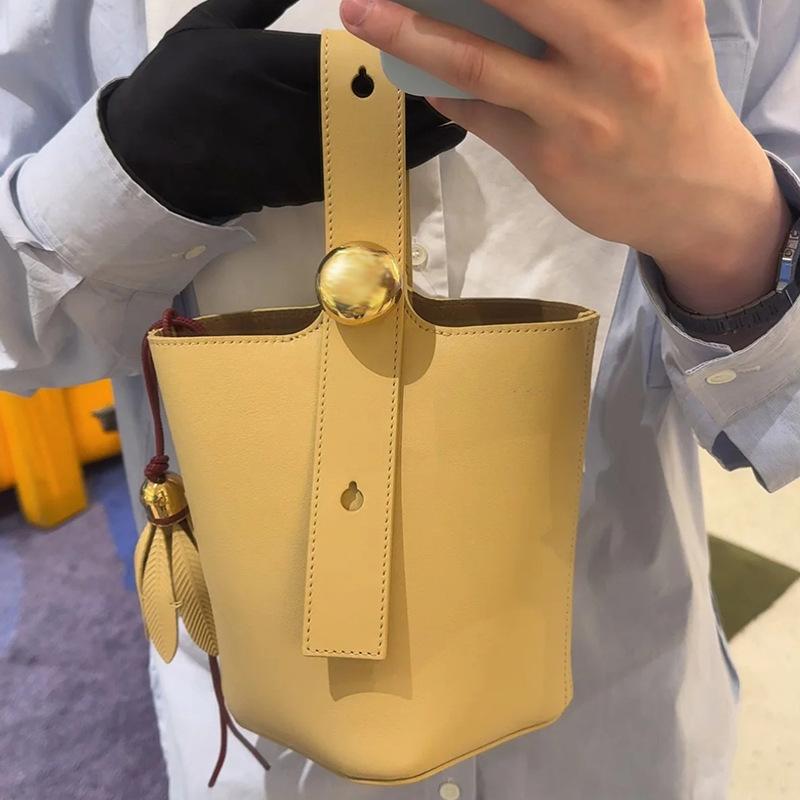 2025 New Bag Women's Pebble Bucket Bucket Bag Imported Leather One Shoulder Crossbody Portable Large Capacity