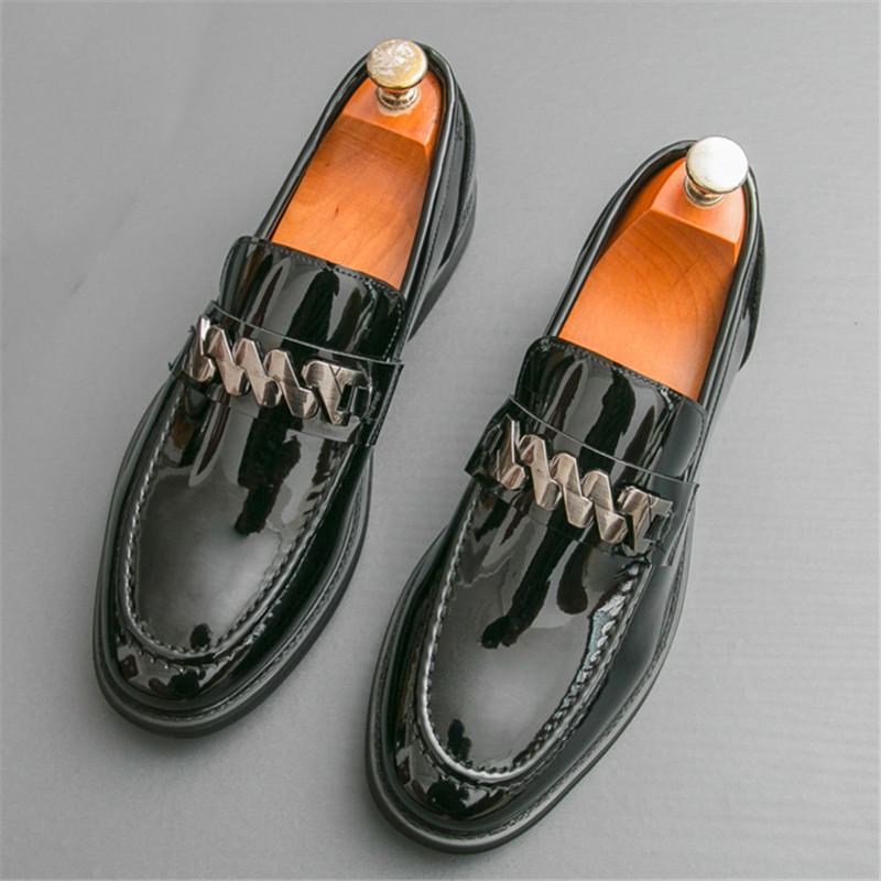 

Новая мужская обувь с острым носком, украшенная металлической цепочкой, из лакированной кожи, повседневная, дизайнерская, формальная, для свадебного платья, для выпускного вечера 38