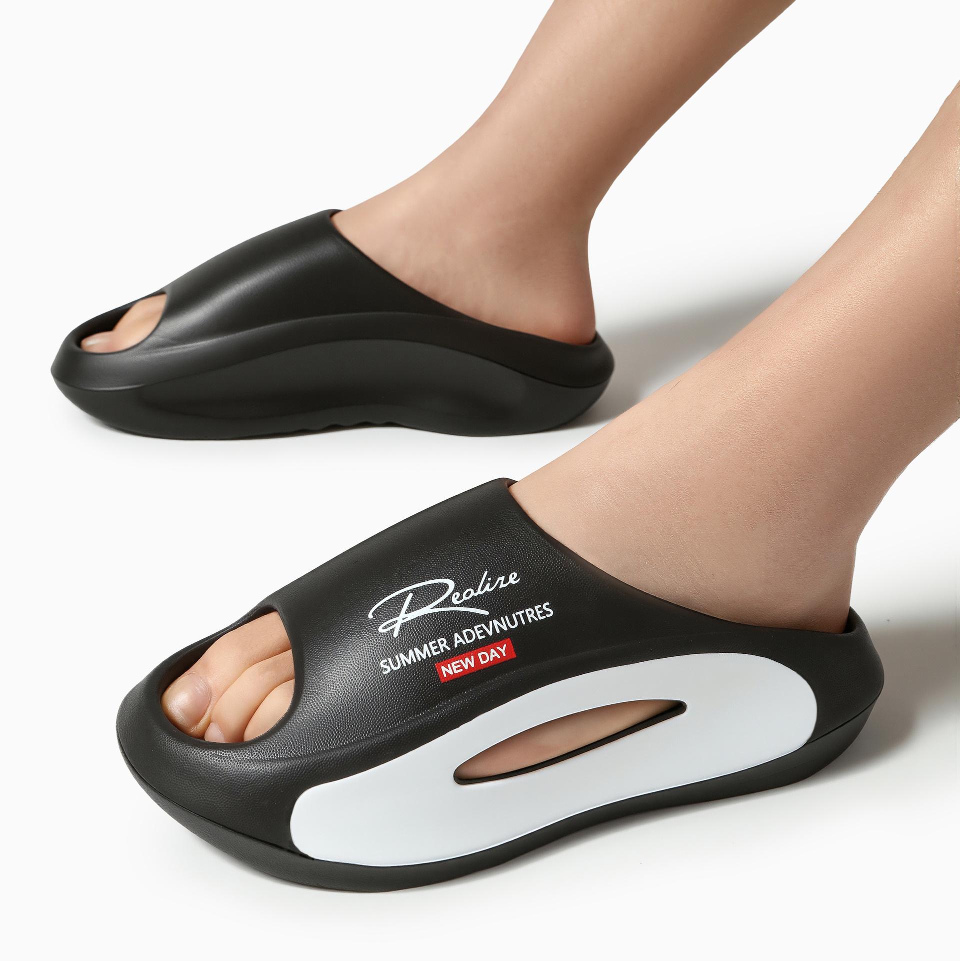 

Мужчина в тапочках на толстой подошве, носящий летом нескользящие и дезодорирующие шлепанцы, и пляжные шлепанцы большого размера 44-45 чёрный