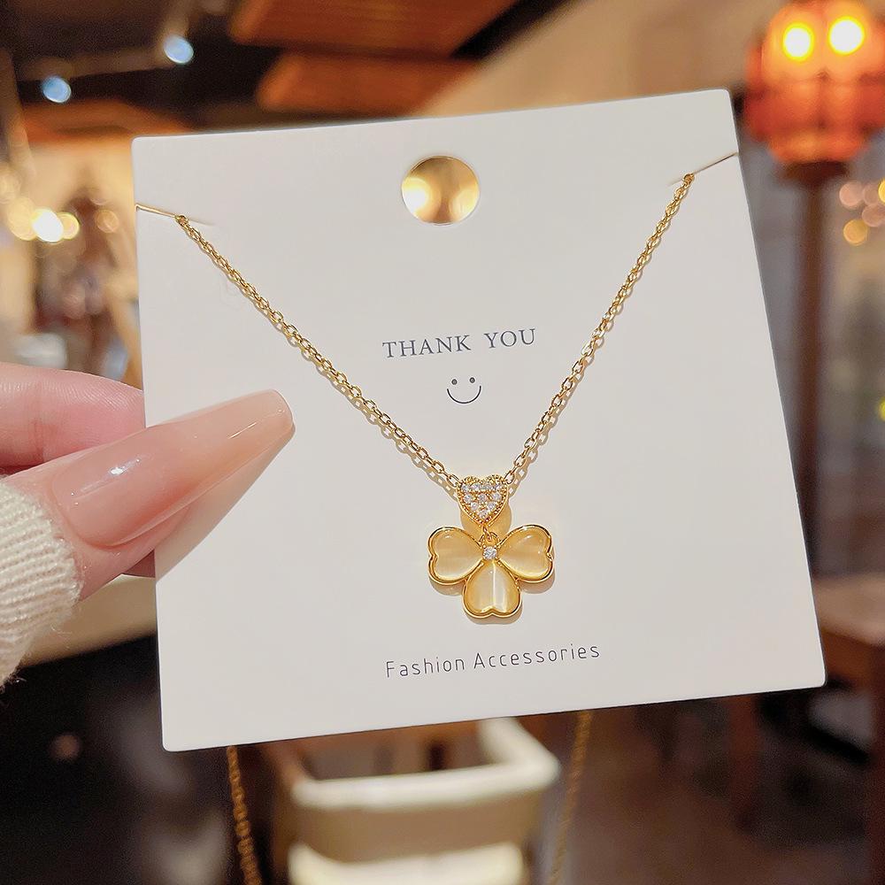 

Minimalist Titanium Petal Pendant Necklace with Cat s Eye Stone - Women s Influencer Style, Non-Fading High-End Clavicle Chain