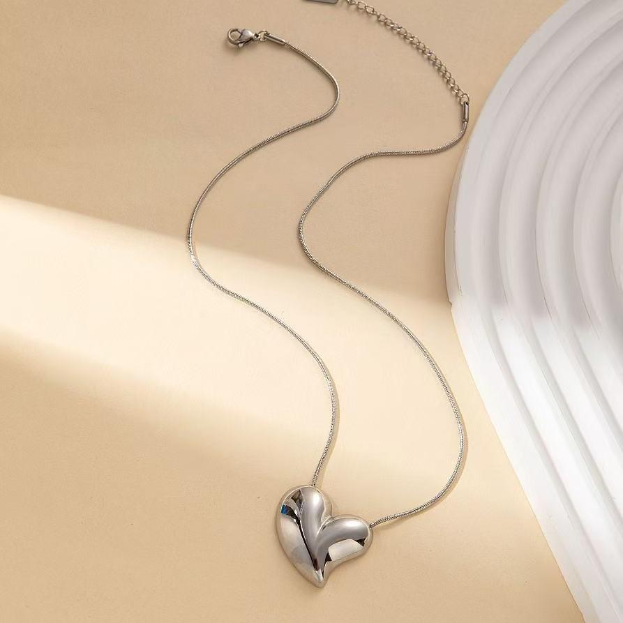 High-End Retro Gold Heart Pendant Necklace for Women