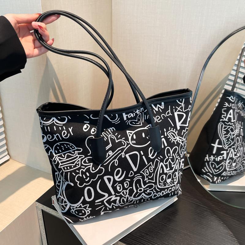 Fashi and Versatile Casual Single Shoulder Handbag with Pendant, Large Capacity Printed Tote Bag, College Style Women's Bags