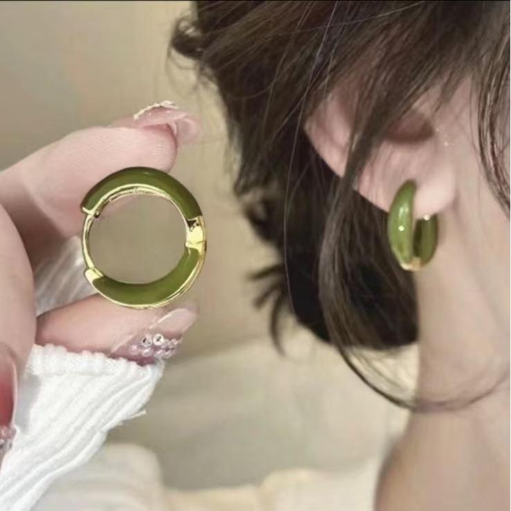 2026 Trendy Enamel Ear Studs: Elegant Niche Design, Sophisticated Retro Hong Kong Style for Women