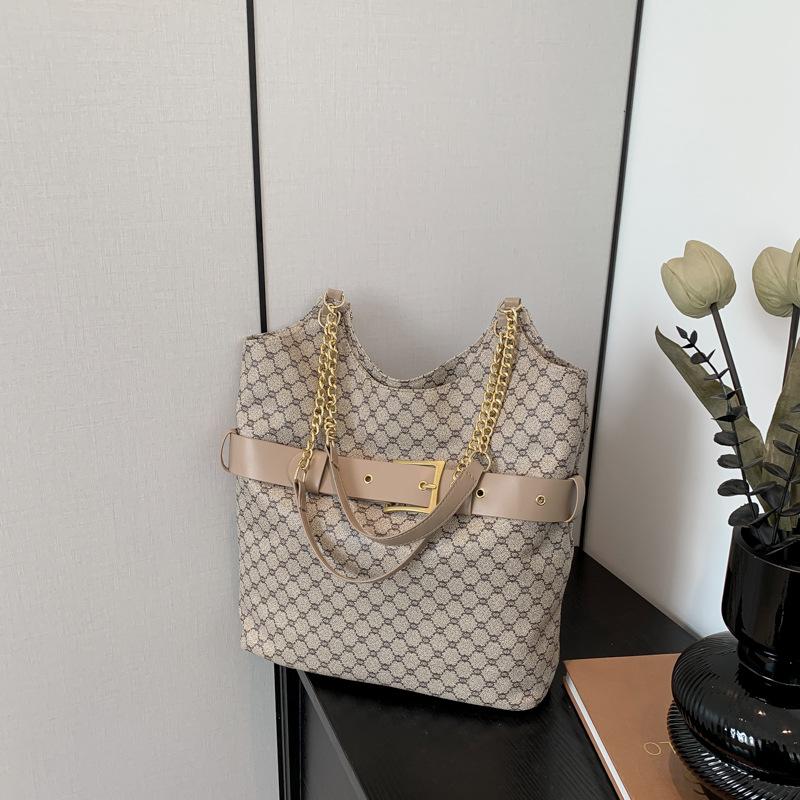 

2024 Spring New Korean Large Capacity Tote Bag Urban Style Commuter Chain Bag Women s Casual One Shoulder Crossbody Women s Bag