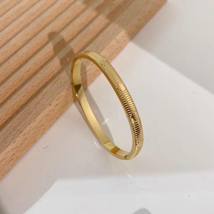 Brățară Versatilă din Oțel Titan pentru Femei - Brățară de Lux din Oțel Inoxidabil de Înaltă Calitate cu Diamante Complete, Lux Ușor și Placare Vacuum Fără Decolorare.