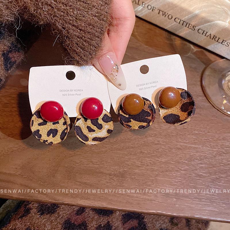 Herbst und Winter Retro Kontrastfarbe Perle Leopardenmuster Steckerohrringe Damen Einzigartiges Design Ohrringe
