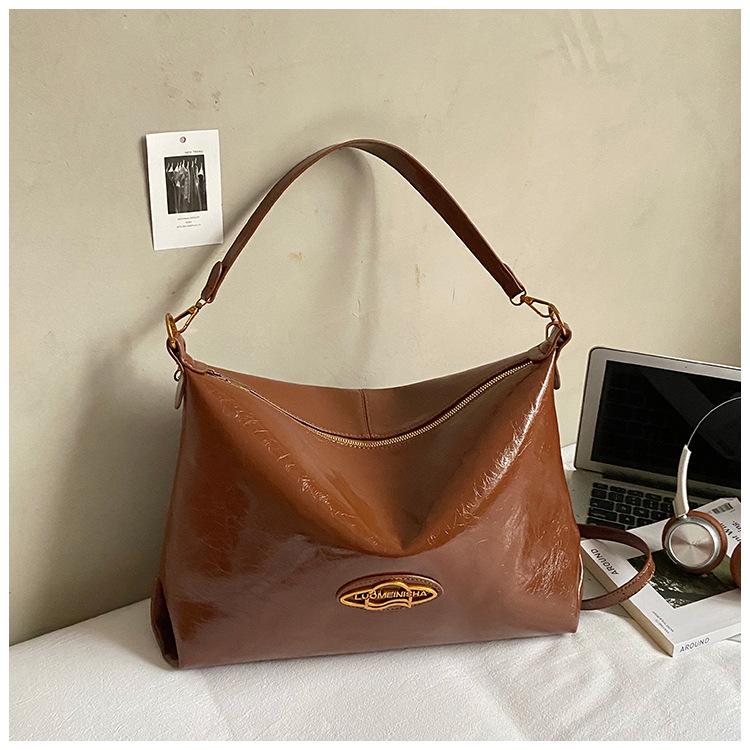 

2025 new large-capacity bag women s retro oil wax leather commuter shoulder bag simple texture messenger tote bag tide коричневый