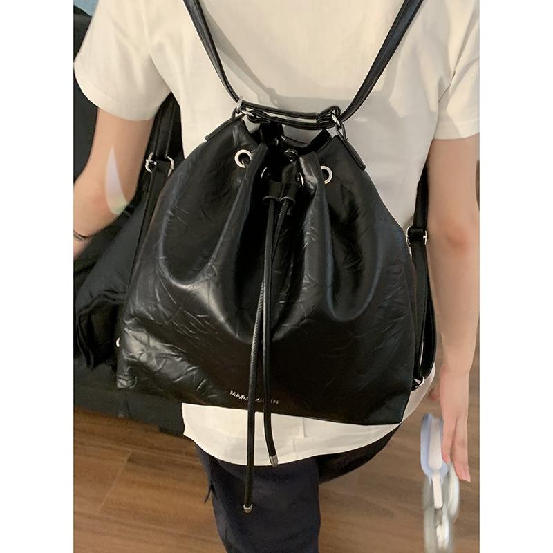 

Korean version of large-capacity underarm bag women s 2025 new summer fashion silver backpack versatile commuter tote bag чёрный