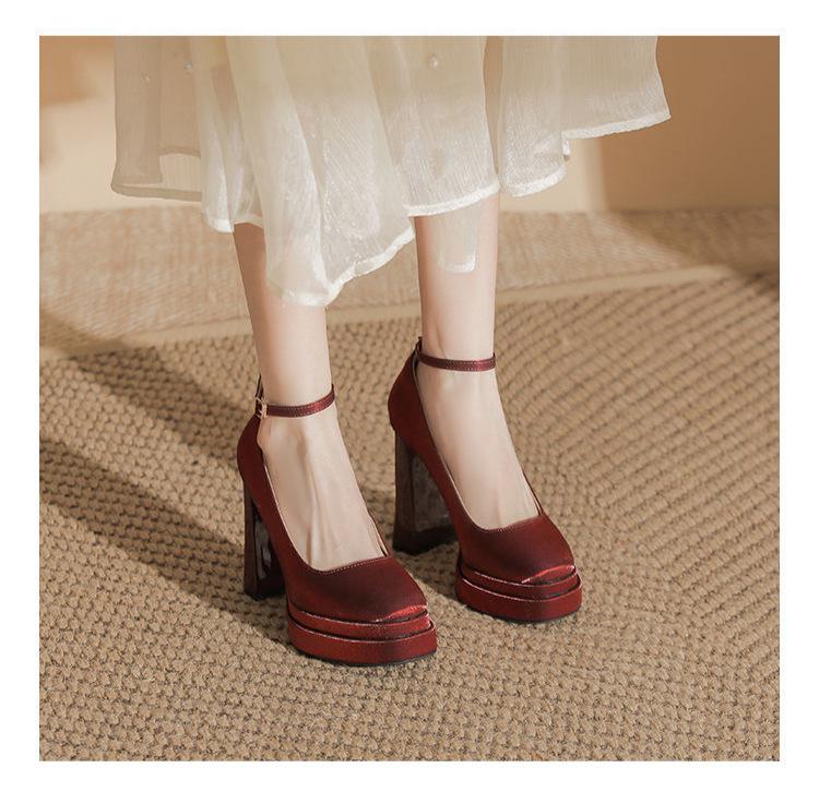 Bílé saténové platformové svatební lodičky ve stylu Mary Jane s kulatou špičkou a robustním podpatkem pro ženy, pohodlné svatební boty.