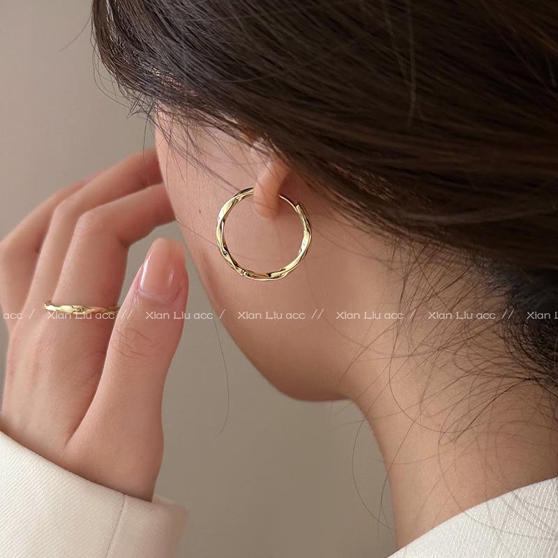 2024 Lehký luxusní high-end kruhové náušnice – Unikátní, populární a elegantní nikový design pro ženy