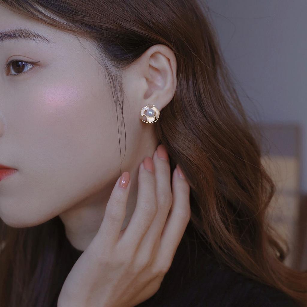 Natural freshwater pearl, niche camellia design, fashionable and elegant earrings, vintage French-style studs, delicate and refined, for women