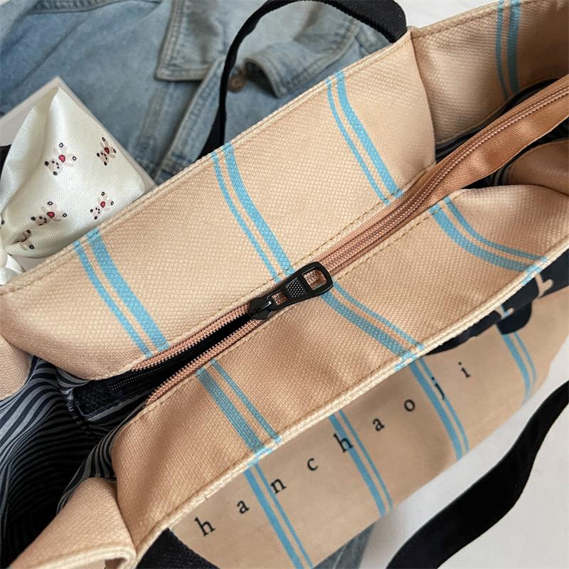 Женская холщовая сумка контрастного цвета в полоску с буквами — фото 7