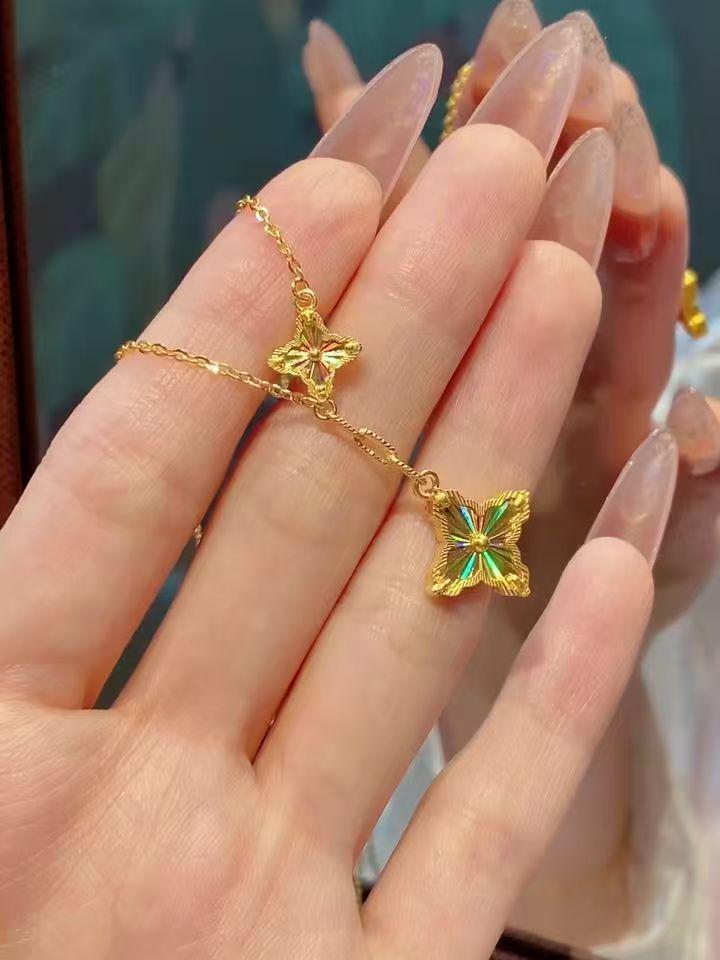 Vietnam Gold Fish Scale Clover Pendant Necklace, Women's Luxurious Clavicle Chain with Tassel & Crushed Ice Detailing.