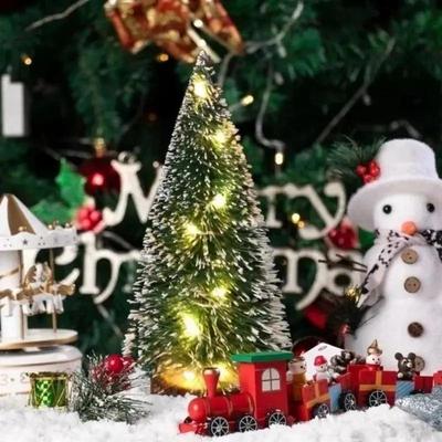 Mini Choinka Mała Sosna z Drewnianymi Podstawami na Święta Bożego Narodzenia Imprezę Świąteczną Domowy Dekor Stołowy Choinka z Ozdobami Świetlnymi
