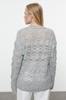 Modischer, stilvoller Damenpullover. Grauer, durchbrochener, perforierter Strickpullover mit Rundhalsausschnitt