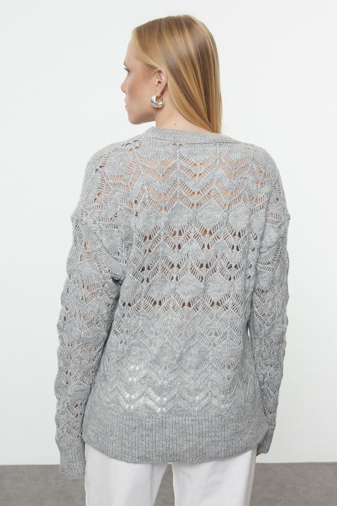 Modischer, stilvoller Damenpullover. Grauer, durchbrochener, perforierter Strickpullover mit Rundhalsausschnitt