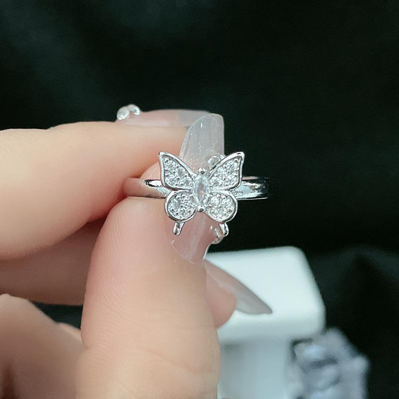 Elegancki Otwarty Pierścionek z Diamentami w Kształcie Motyla - Luksusowy i Modny Design dla Kobiet