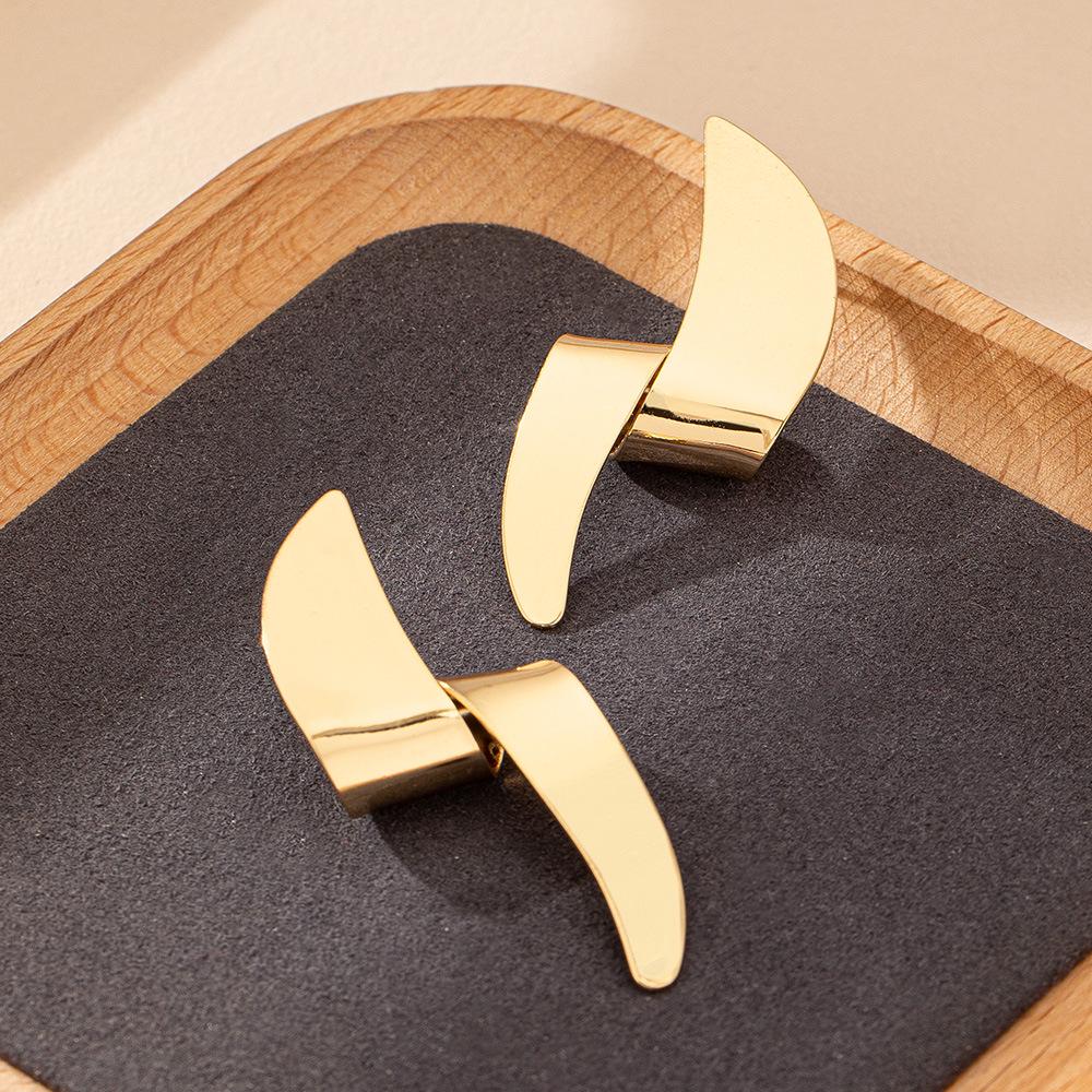Trendy European & American Twisted Glossy Spray-Paint Earrings for Women, Japanese & Korean Style, Simple & Fashionable Studs
