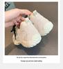 Trauben-Mamas Sommerstil Erhöhte Weichboden-Mesh-Sneaker