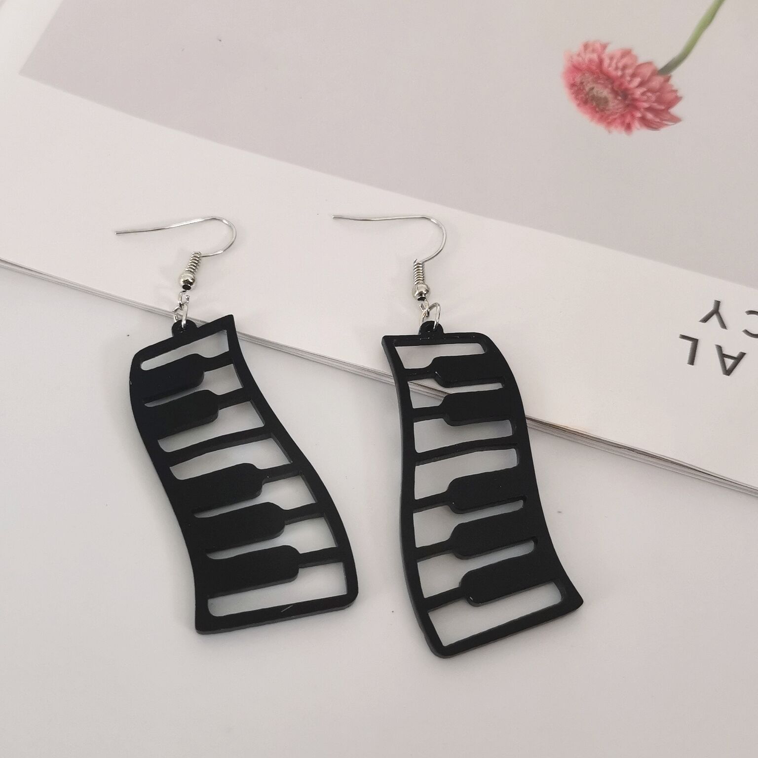 

Черные серьги-гвоздики для модных леди чёрный