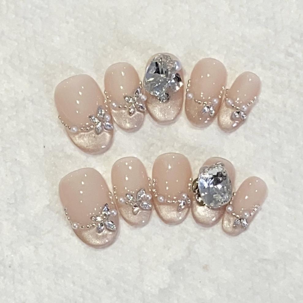 10Pcs Cute Cat Eye Almond Fake Nails Blue Shiny With Small Rhinestones Nude Short Oval Finished Artificial Manicure