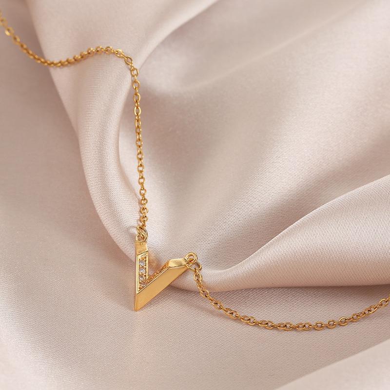 Ins Style Simple V Shaped Diamond Pendant Titanium Steel Clavicle Necklace For Women