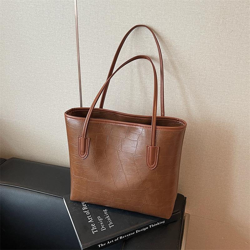 

Korean version tote bag commuter high sense women s bag 2025 new stone pattern shoulder armpit bag one piece hair коричневый