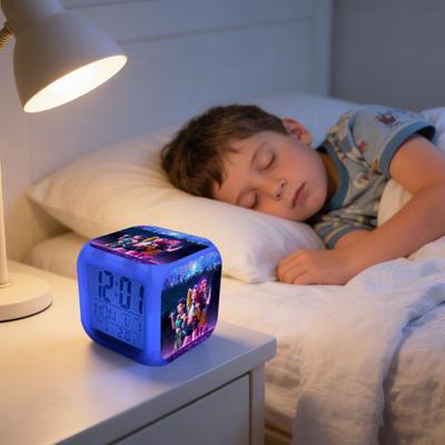 Kleiner digitaler Wecker mit LED-Anzeige für Schlafzimmer Nachttisch Batteriebetrieben Elektrische Uhr mit großer Zahlenanzeige Anime Therm Schreibtischdeko für