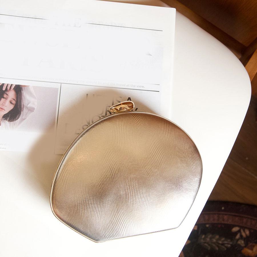 Gold high-end hand-woven bag, metal niche design, hand-held messenger bag. серебряный серый