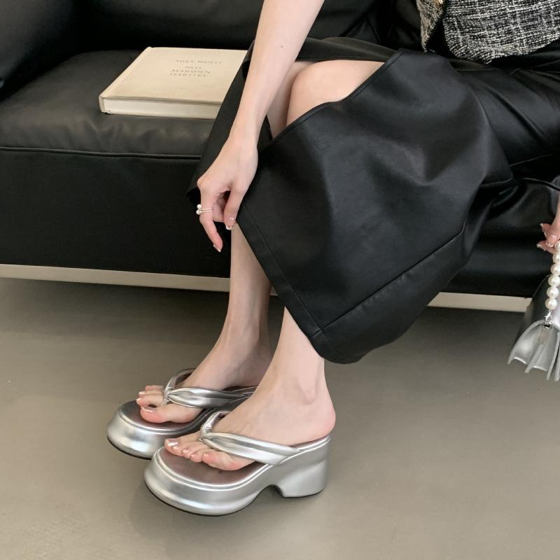 French Thick-soled Flip-flops Women's 2025 New Silver Cold Slippers, Summer Wear Beach Sandals
