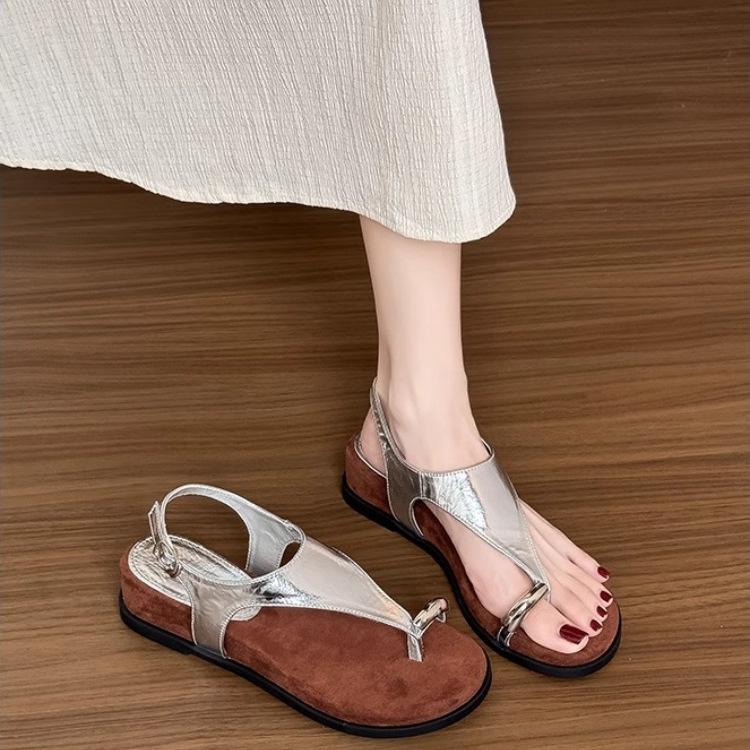 Franska nisch metallspänne täckande tå sandaler dam 2025 sommar nya mjukbottnade flip-flops bekväma tjocksulade romerska skor