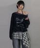 NO EXTRA TOUCH One-Shoulder Graphic Sweatshirt (Black)_26Spss001Bk