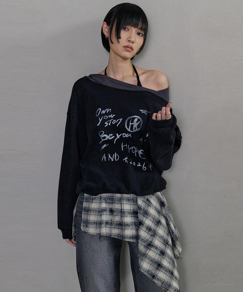NO EXTRA TOUCH One-Shoulder Graphic Sweatshirt (Black)_26Spss001Bk