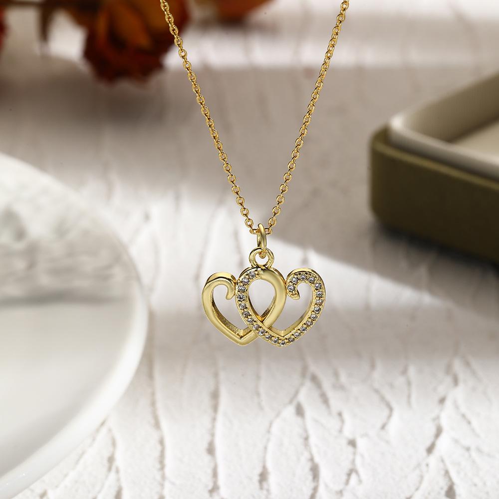 

Ожерелье-подвеска в форме сердца с медным покрытием, инкрустацией цирконом 18 карат, полым элементом в виде капли воды, имитацией жемчуга и цепочкой соединенные сердца.