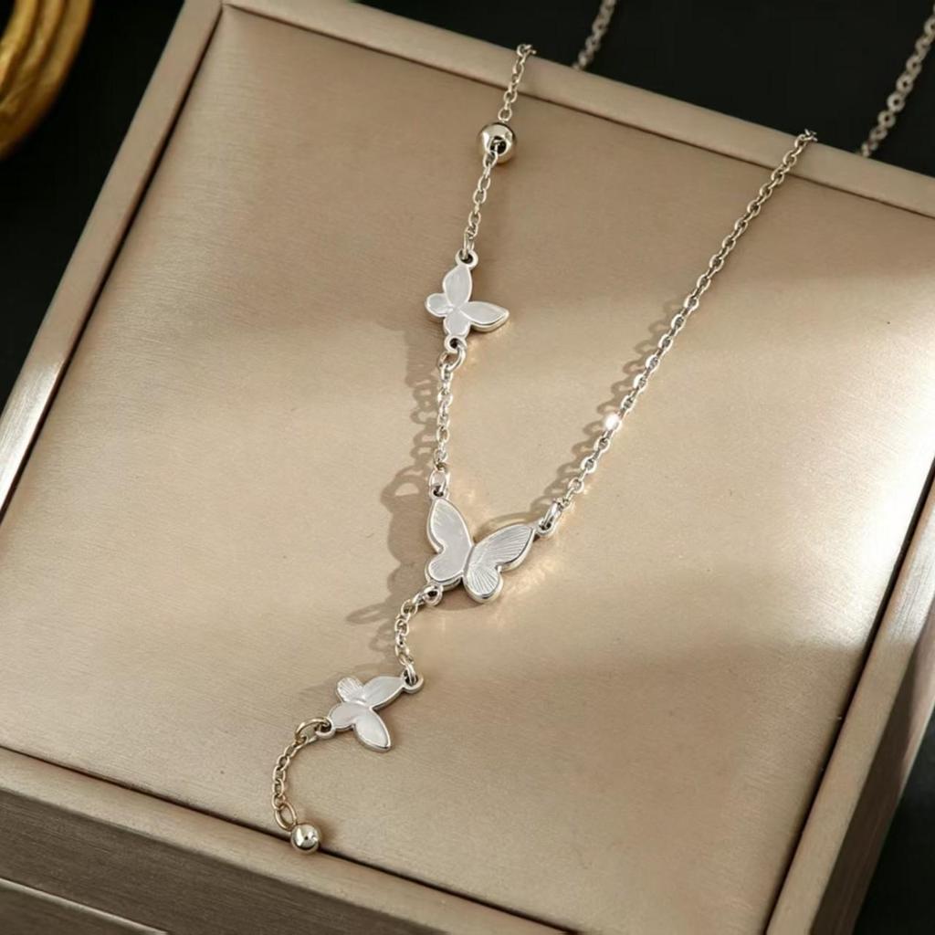 Collana di Lusso con Farfalla e Nappa in Acciaio al Titanio e Diamanti Coreana - Gioiello Versatile per la Clavicola da Donna