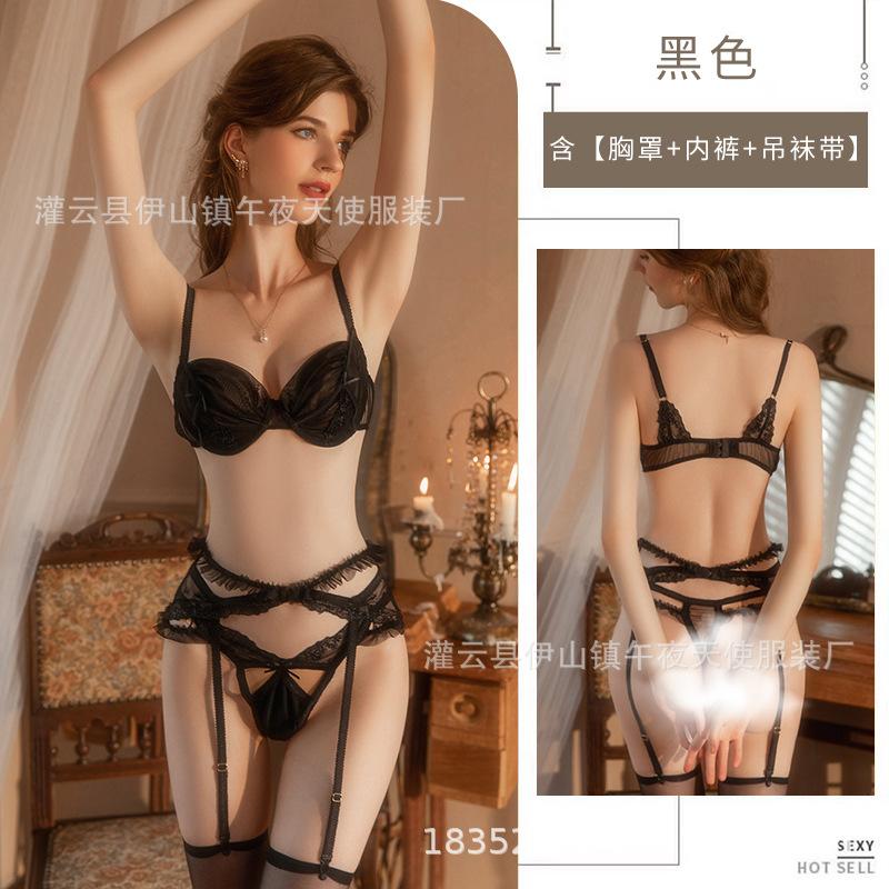Sexy hollow underwear women s lace small breasts show big French gathering ultra-thin transparent temptation bra . чёрный