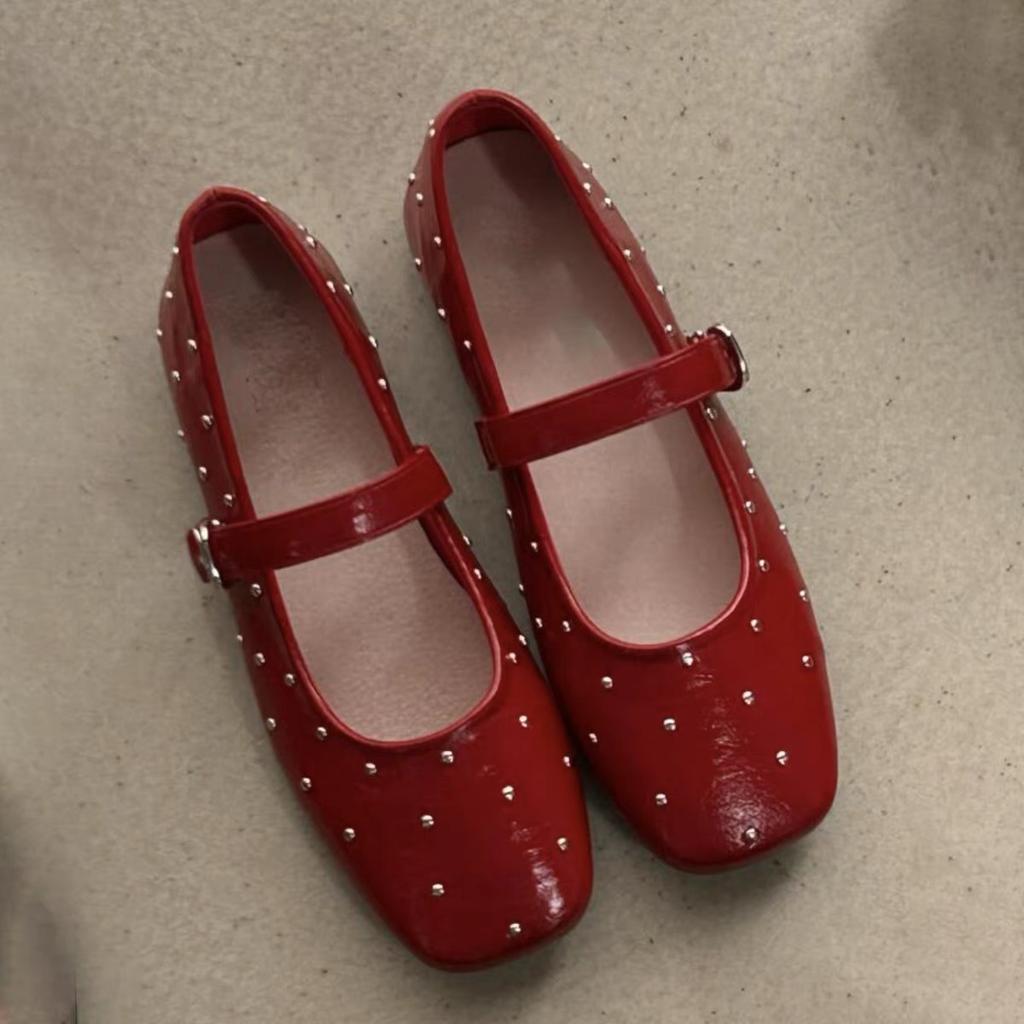 Leder Koreanische Version mit Nieten Quadratkopf Mary Jane Schuhe Damen 2025 Frühling vielseitige flache Sohle leichter Ausschnitt rote Einzel Schuhe