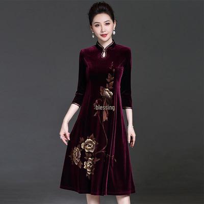 Elegantes goldenes Samt-Cheongsam-Kleid mit Stickerei für Frauen mittleren Alters – Perfekt für Hochzeiten und Bankette