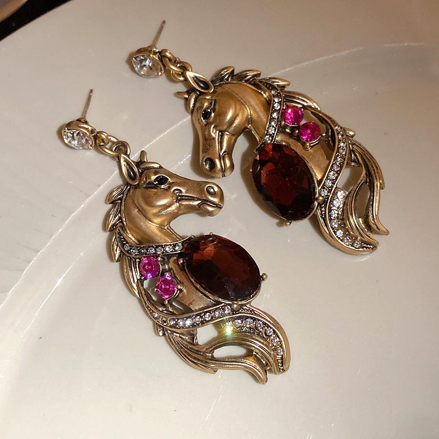 

Medieval vintage silver needle diamond pony earrings retro court temperament earrings light luxury high-end earrings