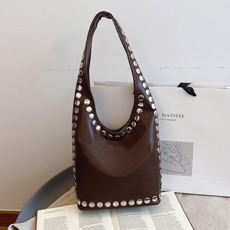 

Европейская и американская ретро сумка-тоут большой вместимости, сумка-ведро, сумка подмышку с заклепками в горошек, портативная женская сумка, женская сумка через плечо. One size коричневый