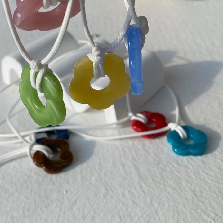 Acrylic Material Flower Neck Jewelry Pendant Choker Suitable for Any Occasion