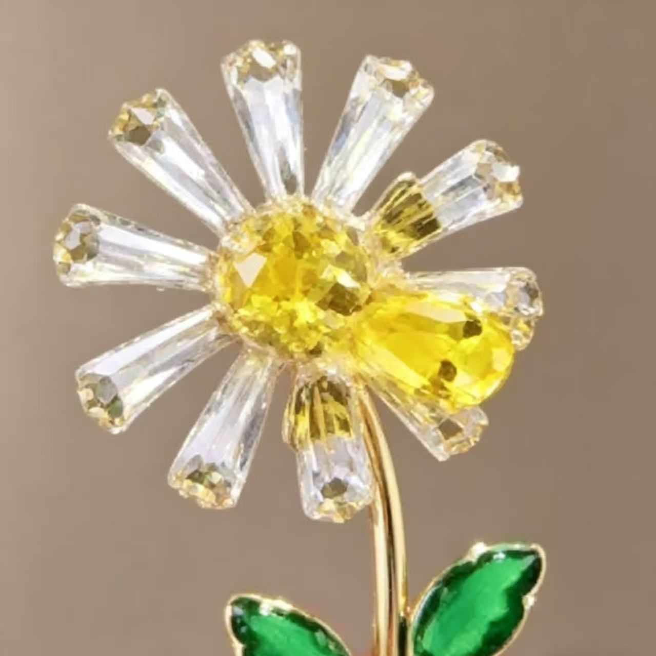 Shiny Rhinestone Sunflower Brooch Pin For Women Luxury Daisy Flower Collar Badge Elegant Floral Bouquet Corsage Jewelry золотой