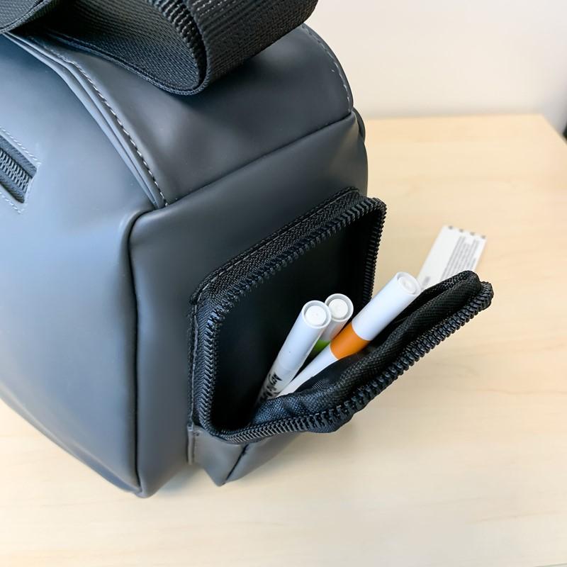 Crossbody Tasche für Damen und Herren mit verstellbarem Riemen und Reißverschlusstasche vorne Umhängetasche